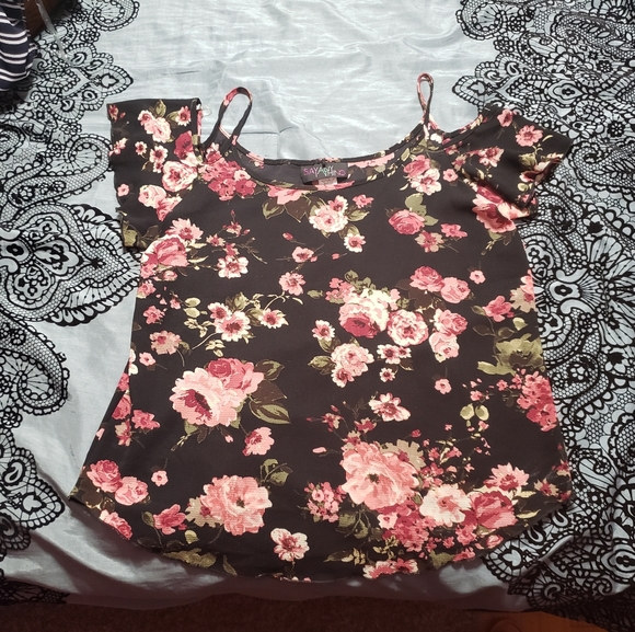 Cute floral top!!!! - Picture 2 of 4